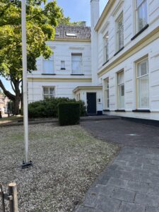 Foto van de ingang van het pand op de hoek van de Vosselmanstraat en de prof. Röntgenstraat
