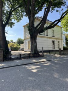 Foto van de ingang van de parkeerplaats aan de Prof. Röntgenstraat